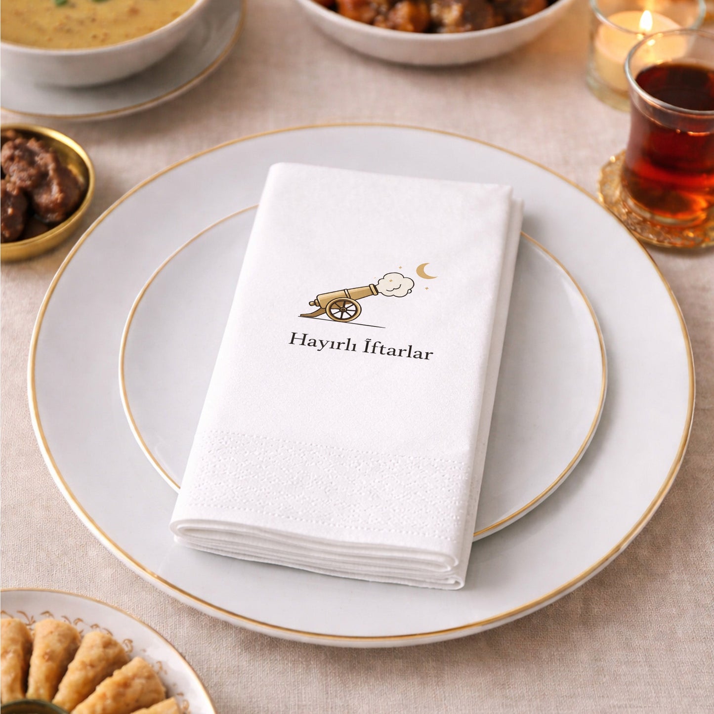 Hayırlı İftarlar Yazılı Ramazan Peçetesi – Top Motifli Klasik İftar Sofrası | 33x33 cm