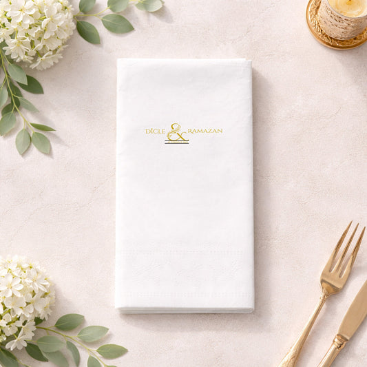 Altın Amblemli Özel Gün Peçetesi – Şık Düğün ve Nişan Tasarımı