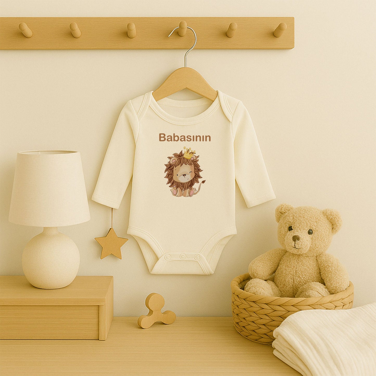 Babasının Aslanı Bebek Zıbın – Taçlı Aslan İllüstrasyon | 1–36 Ay | Erkek Bebek Tema