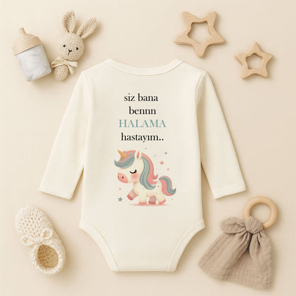“Halama” Yazılı Unicorn Baskılı Bebek Zıbını – 1–36 Ay | Sevimli Tek Boynuzlu At Tasarımı