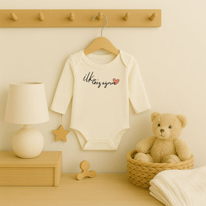 İlk Göz Ağrım Yazılı Bebek Zıbını – Duygusal Tasarım | 1–36 Ay