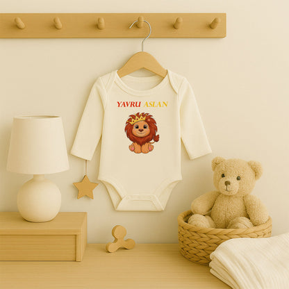 Yavru Aslan Taçlı Aslan Tasarımlı Bebek Zıbını | 1–36 Ay, DTF Baskı, Hassas Cilt Uyumlu